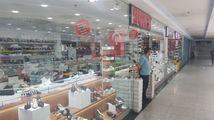 Korona Virüs Dolayısıyla Kapanan Mağazalar Yeniden Açılmaya Başladı