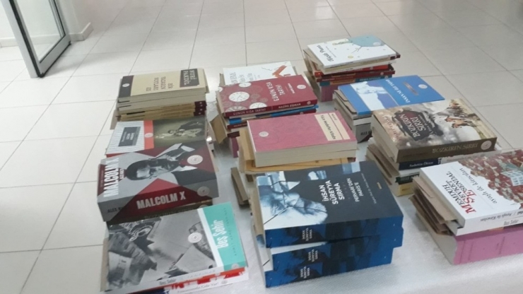 Karantinadaki Vatandaşlara Kitap Hediye Edildi
