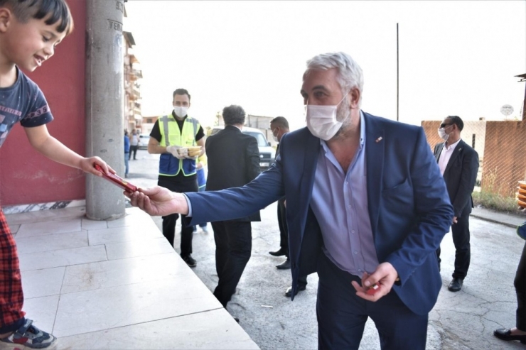 Kızılay Bornova’da 2 Bin Aileye İftar Yemeği Dağıtıyor