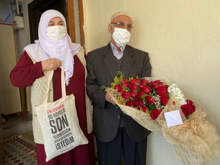 Polis, Yaşlı Çiftin 51. Evlilik Yıl Dönümlerini Evlerine Giderek Kutladı