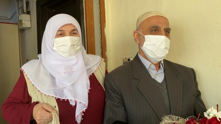 Polis, Yaşlı Çiftin 51. Evlilik Yıl Dönümlerini Evlerine Giderek Kutladı