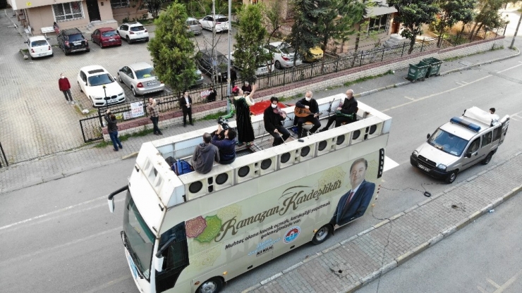 Maltepe’de Seyyar Meddah Ve Musiki Gösterisini İzlemek İçin Balkonlara Ve Pencerelere Koştular