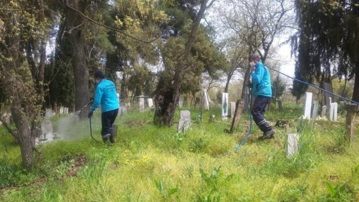 Gördes Mezarlıkları Bayrama Hazırlanıyor