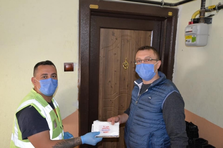 Maske Dağıtım Timi Arı Gibi Çalışıyor