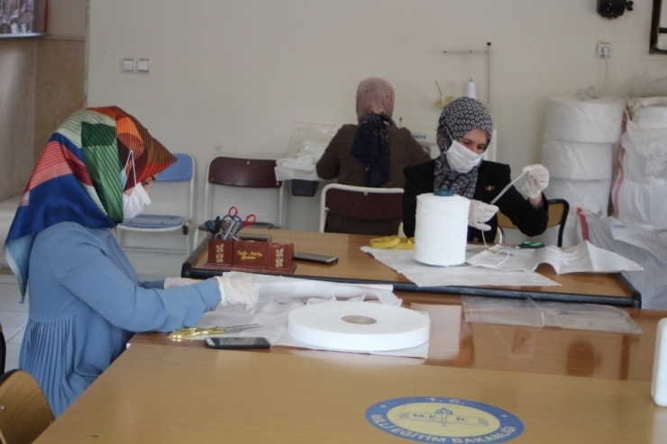 Şemdinli’de Kadınlar Maske Üretmeye Başladı