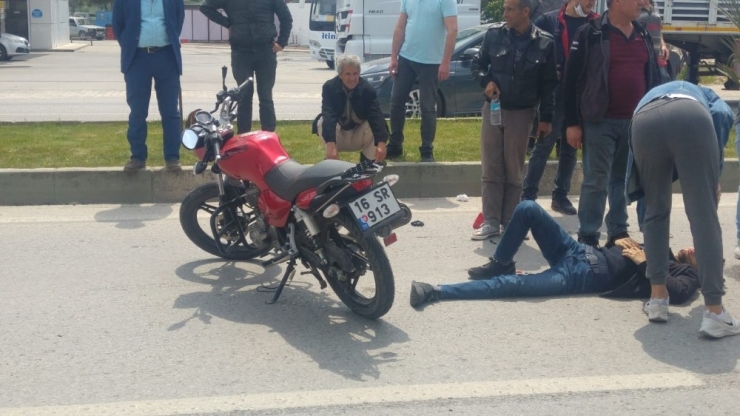 Bir Anlık Dikkatsizlik Kaza Getirdi: 2 Yaralı