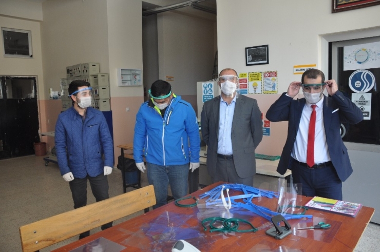 Bulanık’ta Yüz Koruyucu Siperlik Üretimi