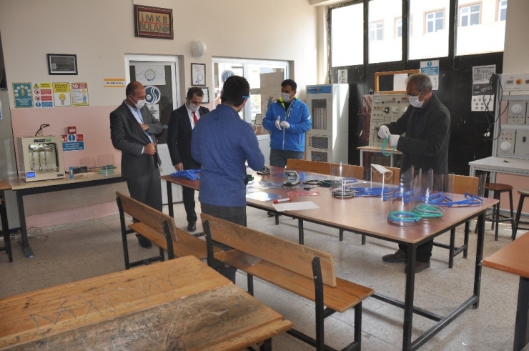 Bulanık’ta Yüz Koruyucu Siperlik Üretimi