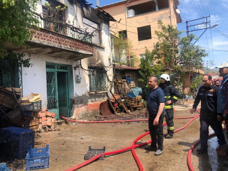 İki Katlı Ev Küle Döndü...o Evi Yaşlı Adamın Torunu Mu Yaktı
