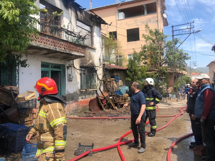 İki Katlı Ev Küle Döndü...o Evi Yaşlı Adamın Torunu Mu Yaktı