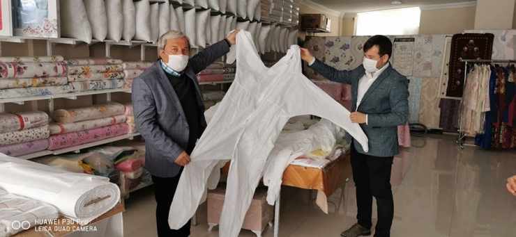 Osmaneli’nde Sağlıkçıların Özel Tasarım Tulumlar Üretmeye Başladı