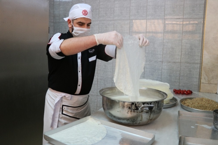 Ramazan’ın Vazgeçilmezi Güllaç Sofraları Süslemeye Başladı