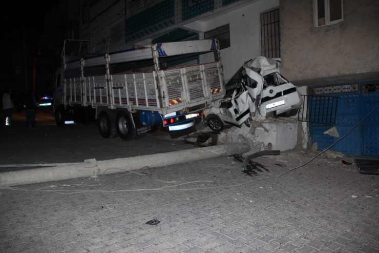 Freni Boşalan Kamyon Park Halindeki Aracı Biçti