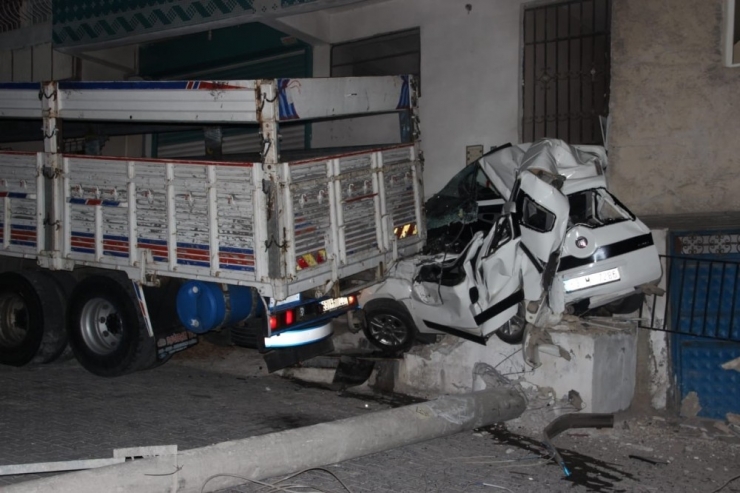 Freni Boşalan Kamyon Park Halindeki Aracı Biçti