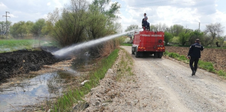 Su Kanalı Kenarında Alev Alan Sazlıklar Kısa Sürede Söndürüldü