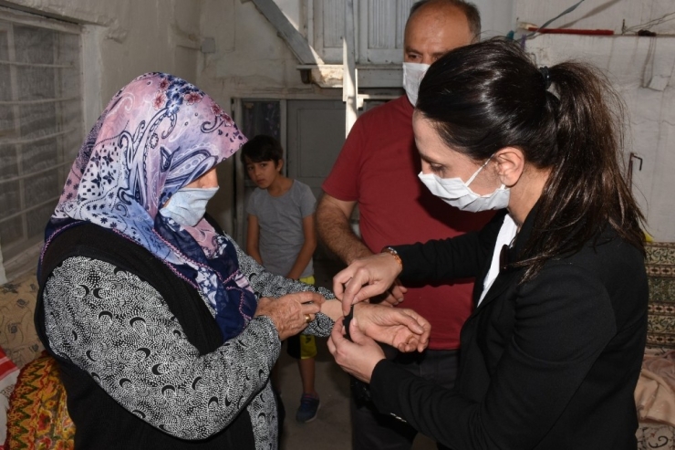 Tarsus’ta Alzheimer Ve Demans Hastaları İle Yaşlılara ‘Akıllı Bileklik’ Uygulaması Başladı