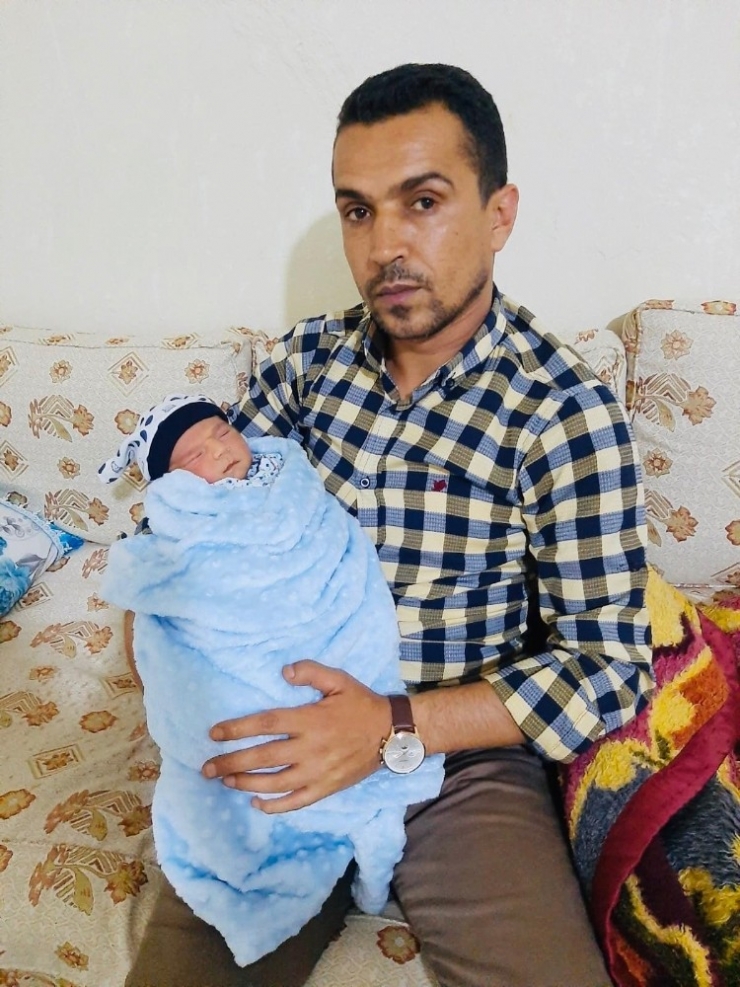 Cumhurbaşkanı Erdoğan, Evlat Nöbetindeki Ailenin Yeni Doğan Çocuğuna ‘Hamza’ İsmini Verdi