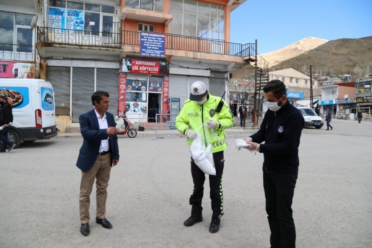 Başkale Belediyesinden Ücretsiz Maske Dağıtımı