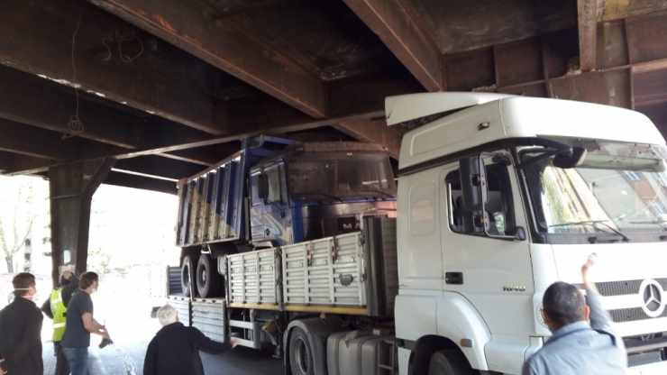 Tır Köprüye Sıkıştı