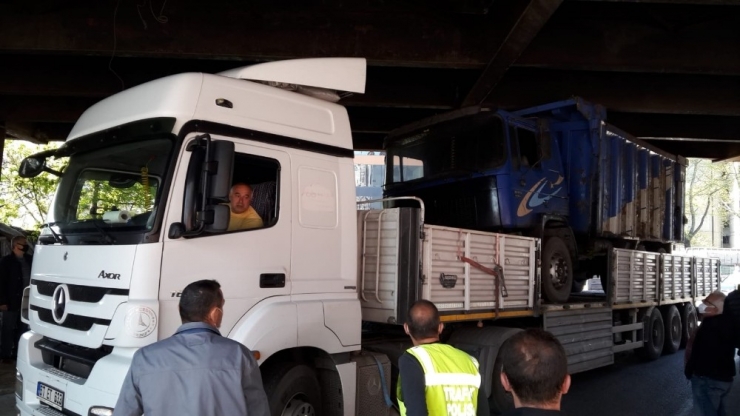 Tır Köprüye Sıkıştı