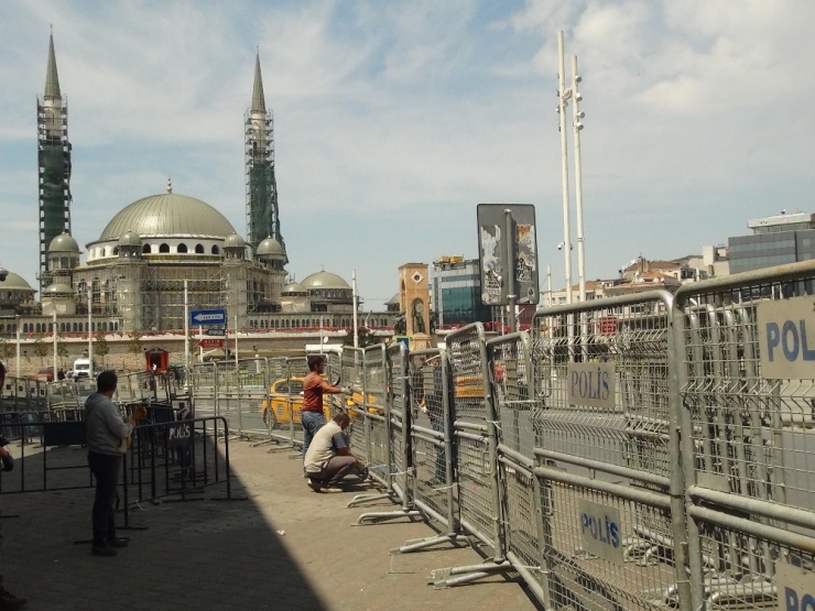 Taksim’de 1 Mayıs Öncesi Meydana Çıkan Yollar Barikatlarla Kapatıldı