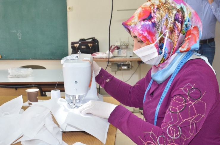 Elbistan’da Usta Öğreticilerle Öğretmenler 18 Bin Maske Üretti
