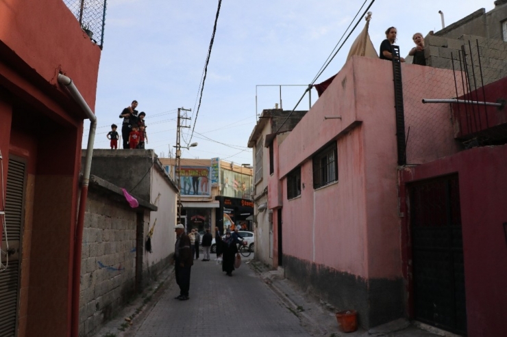 Uçurtmasını Elektrik Telinden Alırken Akıma Kapılan Küçük Kızı Polis Kurtardı