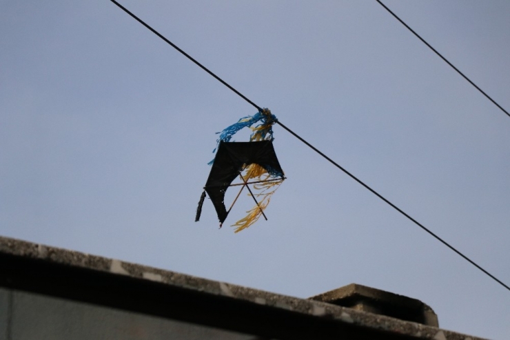 Uçurtmasını Elektrik Telinden Alırken Akıma Kapılan Küçük Kızı Polis Kurtardı