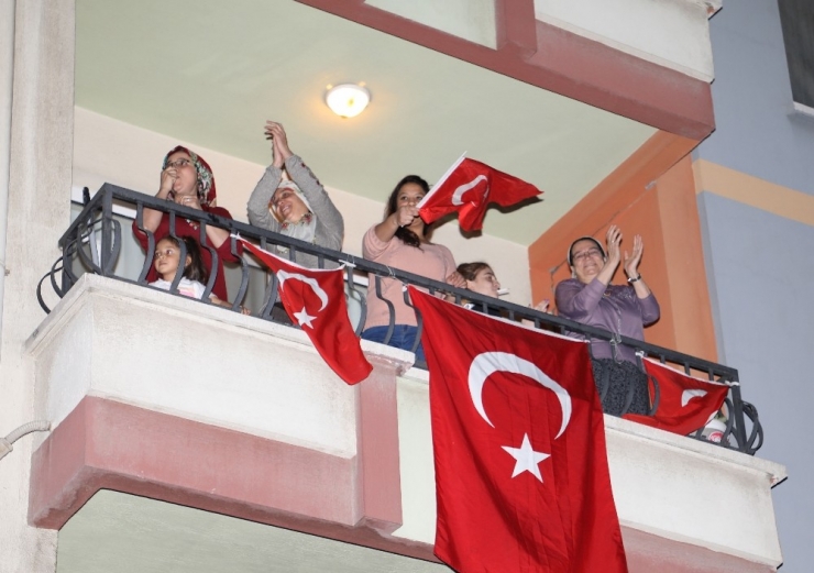 Mehter Takımından Evde Kalan Vatandaşlara Moral Konseri