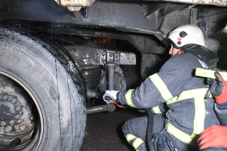 Aksaray’da Tırın Dorsesinde Çıkan Yangın Paniğe Neden Oldu