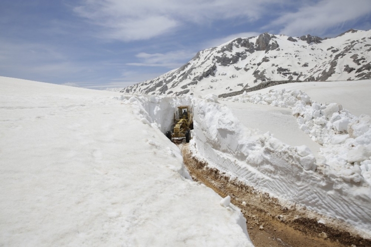 Antalya’da 7 Metrelik Karla Mücadele Çalışmaları