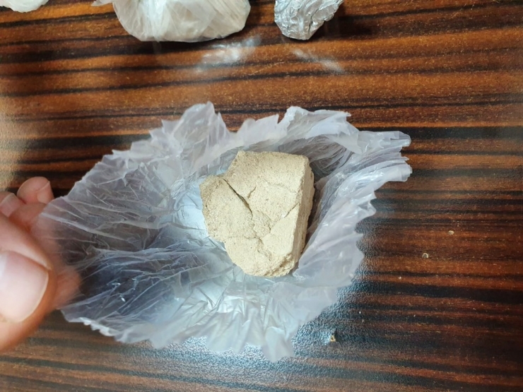 Jandarmayı Görünce Uyuşturucu Poşetlerini Yol Kenarına Fırlattılar