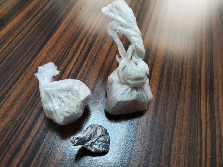 Jandarmayı Görünce Uyuşturucu Poşetlerini Yol Kenarına Fırlattılar