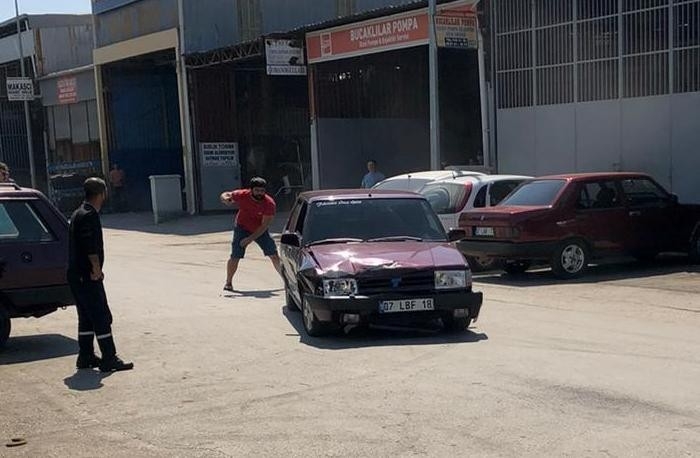 Park Halindeki Araçlara Çarpıp Kaçtı Çalışanlara Büyük Korku Yaşattı