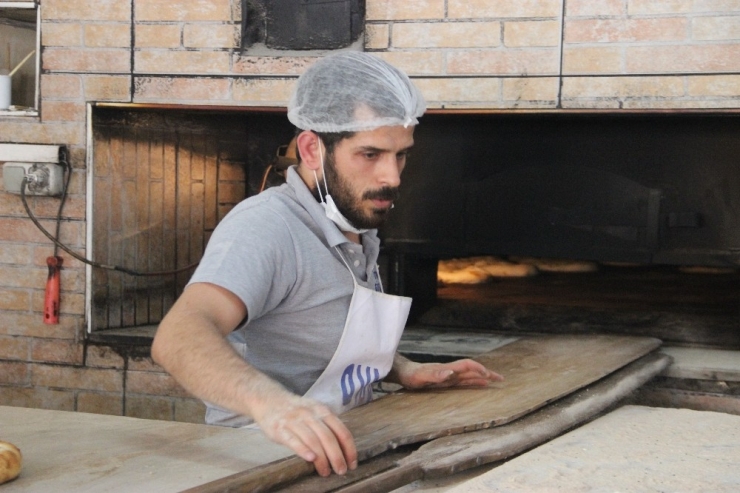 Antalya’da Fırın Ustaları 280 Derece Fırının Başında Oruç Tutuyor