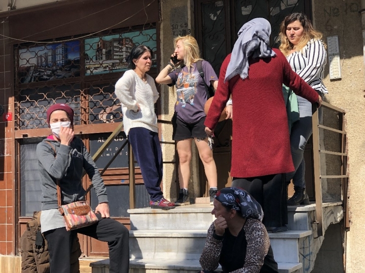 Uzun Namlulu Silahlarla Apartmana Giren Kişiler Mahalleliyi Sokağa Döktü