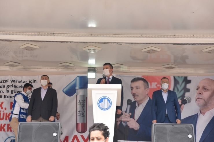 İşçilerden Sosyal Mesafeli 1 Mayıs Kutlaması