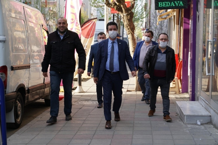 Belediye Başkanı Sarıkurt, Emekçilere Maske Dağıttı