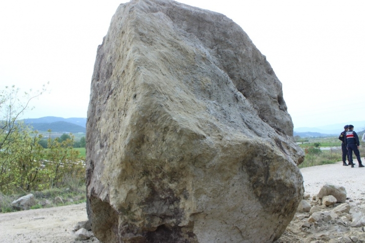 Bilecik’te Dağdan Düşen Kaya Parçası 4 Köye Giden Yolu Kapattı