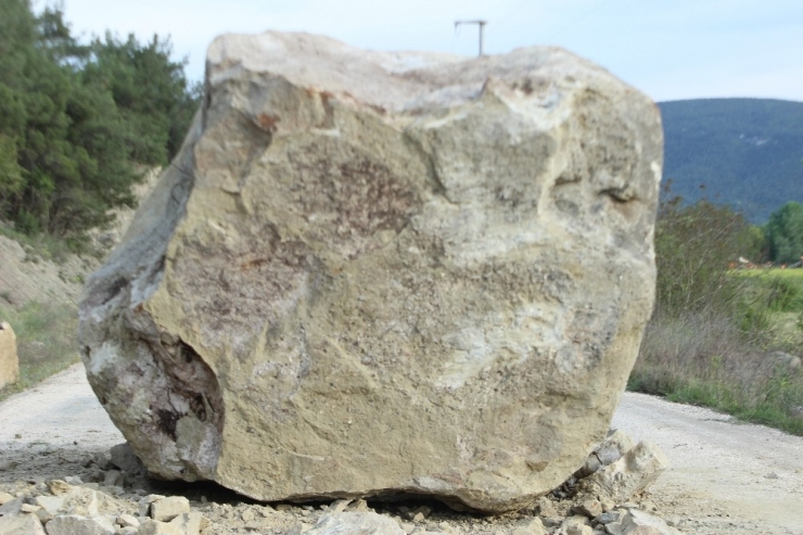 Bilecik’te Dağdan Düşen Kaya Parçası 4 Köye Giden Yolu Kapattı