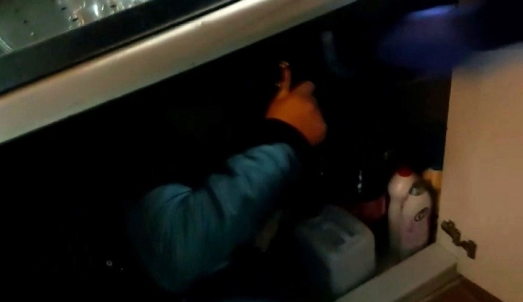Kumarhanede Korona Virüsten Korkmadılar, Polisten Korkup Banyoya Böyle Saklandılar