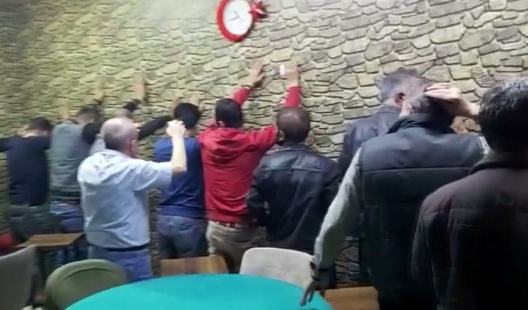 Kumarhanede Korona Virüsten Korkmadılar, Polisten Korkup Banyoya Böyle Saklandılar