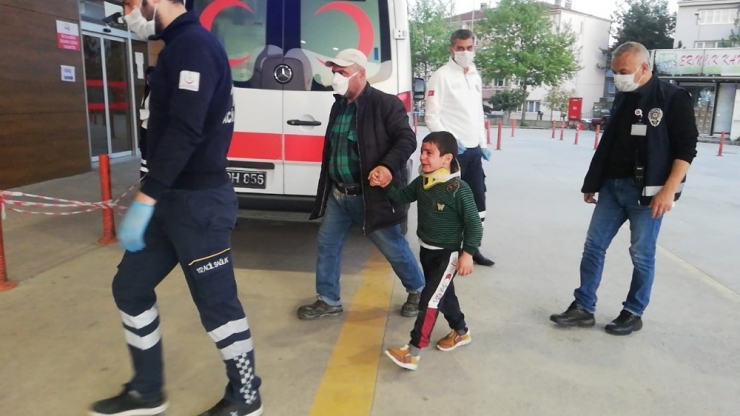 Evde Olması Gereken Çocuk Sokakta Oynayınca Duvardan Düşüp Yaralandı...