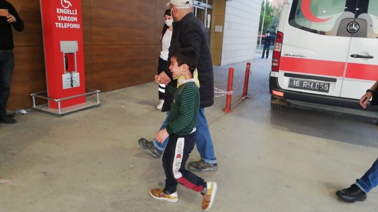 Evde Olması Gereken Çocuk Sokakta Oynayınca Duvardan Düşüp Yaralandı...