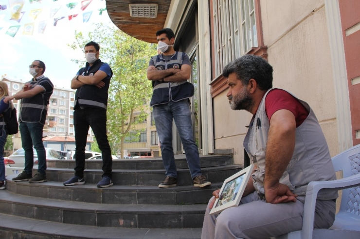 Hdp Önündeki Ailelerin Evlat Nöbeti 241’inci Gününde