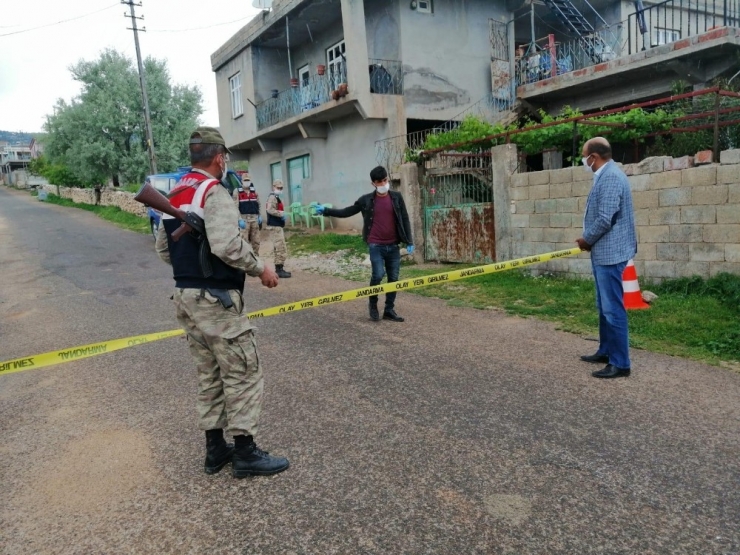 Besni Chp’den İhtiyaç Sahiplerine Maske Ve Gıda Yardımı