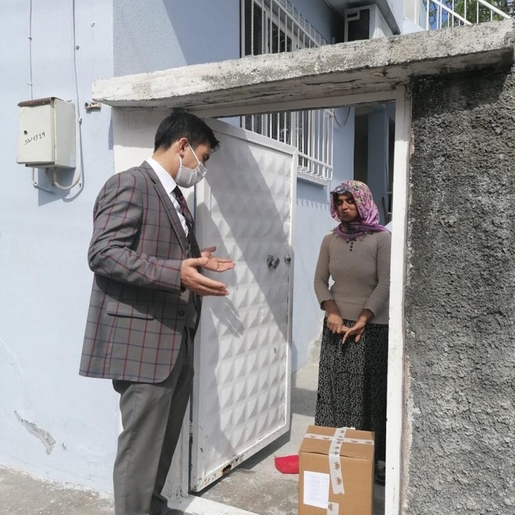 Ergani’de Evden Çıkamayan Vatandaşlara Gıda Kolisi Dağıtılıyor