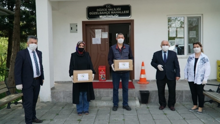 Düzce Belediyesi Ürettiği Maskeleri Muhtarlara Teslim Ediyor