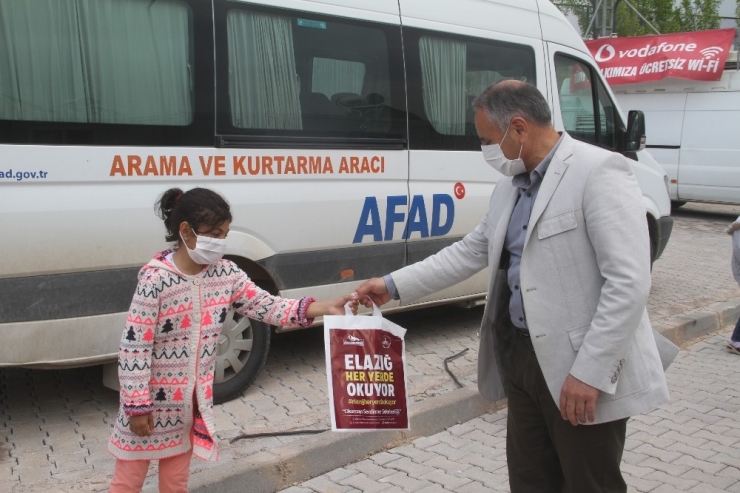 Konteyner Kentte Sosyal Mesafeli Kitap Dağıtımı