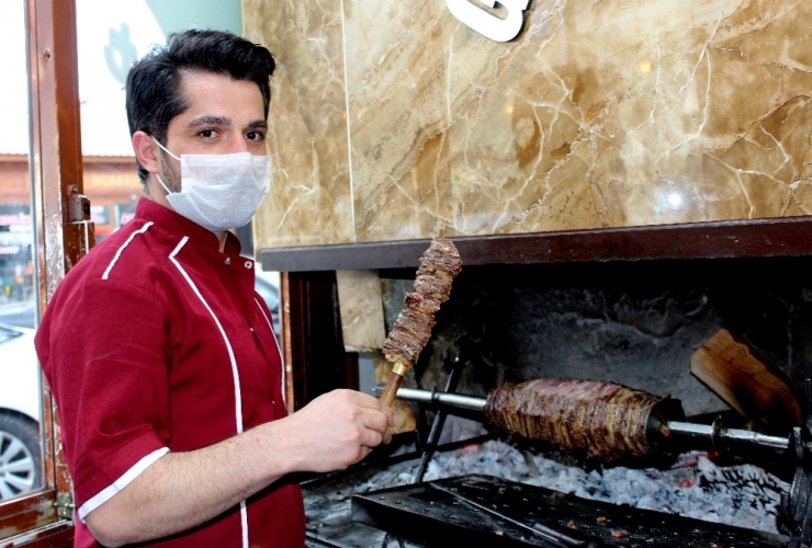 Erzurum’a Özgü Lezzet “Cağ Kebap“ İftar Sofralarının Vazgeçilmezi Oldu
